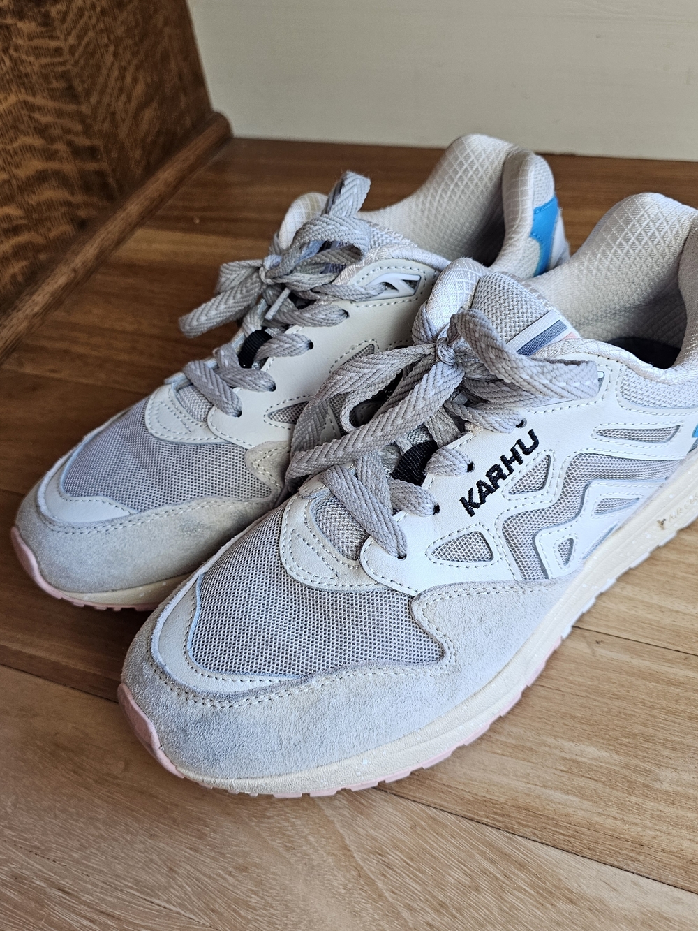 KARHU Legacy 96 Flow State Pack White Cap Silver Lining